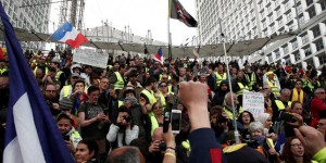 A la Défense, plus de 2 000 militants bloquent la « République des pollueurs »