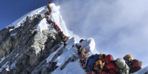Comment les embouteillages au sommet de l’Everest deviennent des pièges mortels