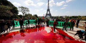 Du faux sang sur les marches du Trocadéro pour alerter sur le déclin de la biodiversité