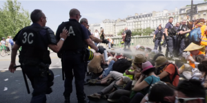 Des militants pour le climat évacués violemment par les CRS lors d’un rassemblement à Paris