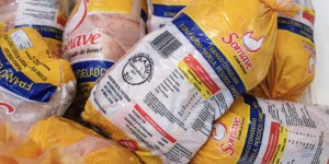Au Brésil, du poulet à la salmonelle bloqué par la douane britannique a été revendu sur le marché intérieur