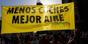 Les Madrilènes manifestent contre le retour des voitures polluantes