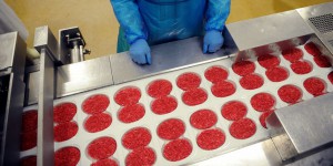 Steaks hachés frauduleux : un rapport dénonce la « négligence » de l’Etat