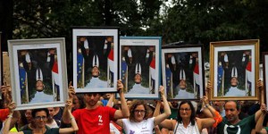 A Bayonne, les anti-G7 organisent une « marche des portraits » de Macron