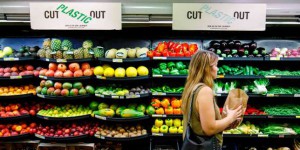 Au Royaume-Uni, des supermarchés poussés à réduire l’emballage plastique