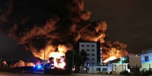 Les images du violent incendie dans une usine sensible de Rouen