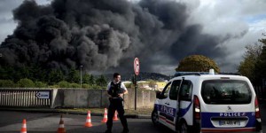 Incendie à Rouen : un nuage noir, une étrange pluie de suie et une odeur d’enfer
