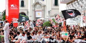 Mostra de Venise : des manifestants occupent le tapis rouge pour dénoncer la présence des navires