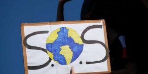 « Phoque le réchauffement » : près de 10 000 jeunes ont manifesté à Paris pour le climat