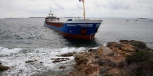 Bonifacio : le cargo échoué va devoir être « allégé » avant d’être dégagé