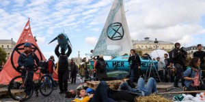Des militants d’Extinction Rebellion bloquent la place du Châtelet, à Paris