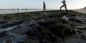 Une mystérieuse marée noire pollue des milliers de kilomètres de côtes au Brésil