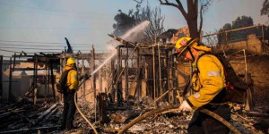 Un nouvel incendie touche le nord-ouest de Los Angeles, des milliers de personnes évacuées