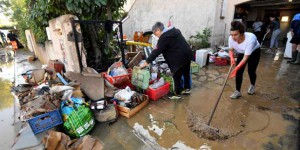A Villeneuve-lès-Béziers, les habitants nettoient et s’interrogent sur les causes de l’inondation