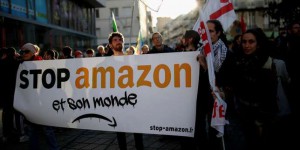 Des anti-« Black Friday » bloquent un entrepôt d’Amazon dans la Drôme