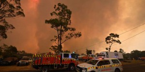 Australie : le premier ministre interrompt ses vacances et se rend sur le front des incendies