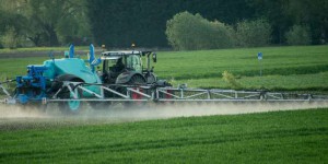 Pesticides : où sont passées les 53 000 contributions de la consultation sur les zones d’épandage ?