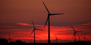Elisabeth Borne dénonce le « développement anarchique » des éoliennes