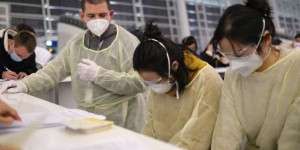 Epidémie de coronavirus : plus de 300 morts, dont un premier en dehors de la Chine