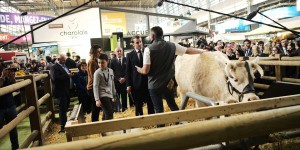 Au Salon de l’agriculture, Emmanuel Macron tente d’apaiser la « colère » du monde agricole