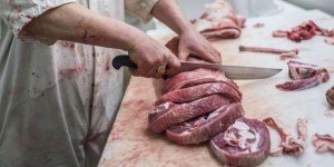 Faut-il taxer la viande pour que son prix reflète son coût environnemental ?