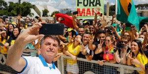 Au Brésil, Jair Bolsonaro s’adonne aux bains de foule malgré le coronavirus