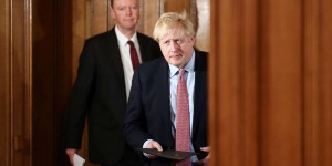 Coronavirus : au Royaume-Uni, les critiques montent sur la réponse jugée trop molle de Boris Johnson