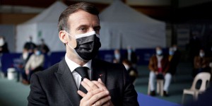 Coronavirus : face au chiffon rouge du tri des malades, Emmanuel Macron accusé de « tâtonnements »