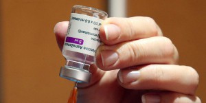 Covid-19 : pourquoi la vaccination avec AstraZeneca est limitée aux plus de 55 ans