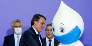 Jair ­Bolsonaro goûte peu Zé Gotinha, le symbole du système de santé brésilien
