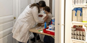 Les pharmaciens espèrent « reprendre au plus vite » la vaccination contre le Covid-19