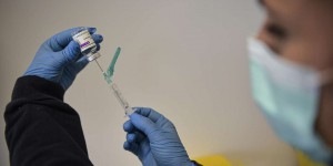 AstraZeneca : les moins de 55 ans ayant reçu une première injection devront recevoir la deuxième avec le vaccin de Pfizer ou Moderna