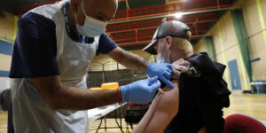 Coronavirus dans le monde : le Royaume-Uni remplit son objectif pour la vaccination des plus de 50 ans