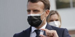 Covid-19 : Emmanuel Macron tente de faire oublier les retards de la vaccination