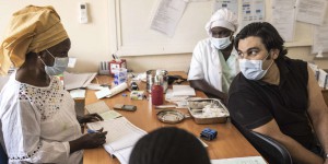 Covid-19 : au Sénégal, les réticences face au vaccin font le bonheur des plus pressés