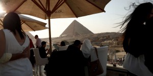 « Je dois être patient, attendre que les touristes reviennent » : en Egypte, les commerçants espèrent le retour des beaux jours