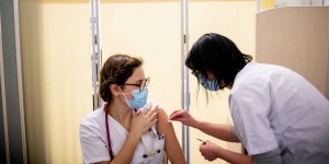 « On n’a pas de recul et le gouvernement fait n’importe quoi » : certains soignants hésitent encore à se faire vacciner contre le Covid-19