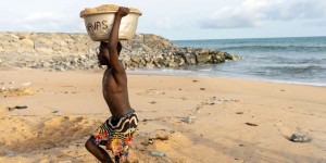 « Il suffit d’un coup de volant et on se retrouve dans l’eau » : au Ghana, le littoral menacé par l’érosion