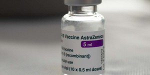 Vaccin d’AstraZeneca : les bénéfices continuent de l’emporter sur les risques, selon l’Agence européenne des médicaments