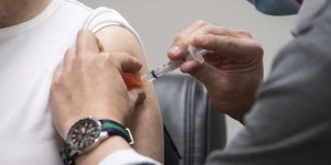 Vaccin d’AstraZeneca : sept personnes mortes de thromboses sur 30 cas identifiés au Royaume-Uni