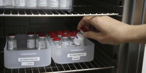 La vaccination avec AstraZeneca freinée par des difficultés logistiques et la méfiance des Français