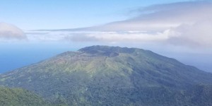 Le volcan de l’île caribéenne de Saint-Vincent est entré en éruption