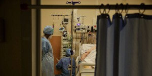 Moins de 4 400 patients atteints du Covid-19 hospitalisés en soins critiques
