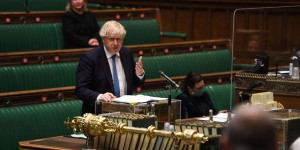 Boris Johnson accepte une enquête sur sa gestion de la crise due au Covid-19, mais pas avant le printemps 2022