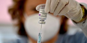 Covid-19 en France : le vaccin d’AstraZeneca toujours déconseillé aux moins de 55 ans, inquiétudes en Guyane