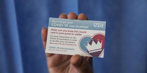 Covid-19 : controverse au Royaume-Uni sur l’obligation vaccinale pour les personnels de maisons de retraite