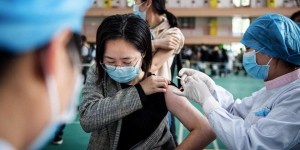 Covid-19 dans le monde : un milliard de vaccins injectés en Chine, tandis que l’étau se desserre au Japon