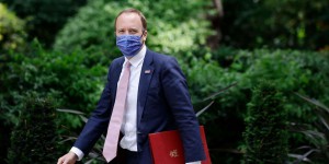 Matt Hancock, le ministre de la santé britannique, démissionne après avoir enfreint les règles sanitaires