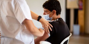Convaincus, réfractaires ou hésitants : les parents face à la vaccination de leurs adolescents