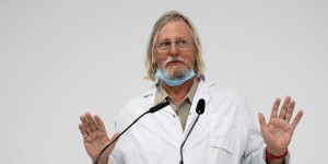 Covid-19 : non, Didier Raoult ne fait pas volte-face en encourageant les soignants à se faire vacciner